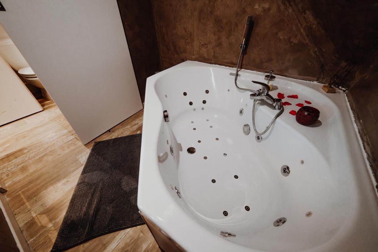 Chalet Tropical Avec Bain A Bulles - In The Woods Gesves المظهر الخارجي الصورة